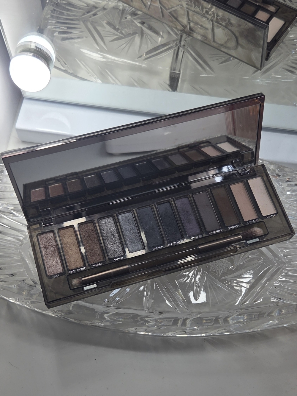 Urban Decay Naked Smoky Eyeshadow Palette Brush Included - Picture 3 of 5